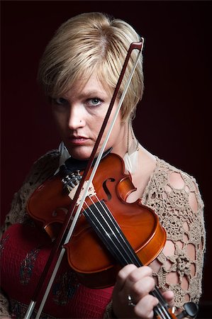 Serious pretty Caucasian woman plays a violin Photographie de stock - Aubaine LD & Abonnement, Code: 400-04897184