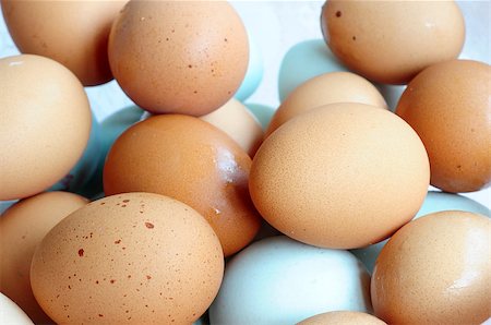 dozen - Dozens of fresh eggs in a pile Foto de stock - Super Valor sin royalties y Suscripción, Código: 400-04897325