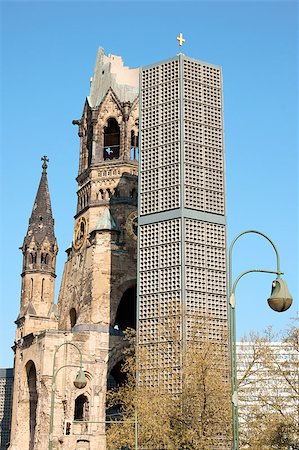 Kaiser Wilhelm Memorial Church in Berlin. Historical church hit and damaged by allied air forces during the second world war and never restored. On the right the bell tower of the modern new church. Photographie de stock - Aubaine LD & Abonnement, Code: 400-04897323