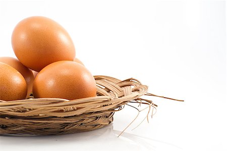 simsearch:400-05383364,k - Eggs in the basket Photographie de stock - Aubaine LD & Abonnement, Code: 400-04898620