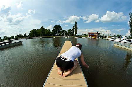 simsearch:400-06740843,k - jeune fille sur le quai du port Photographie de stock - Aubaine LD & Abonnement, Code: 400-04898791