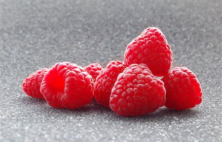 simsearch:400-05079848,k - Closeup image of Fresh Raspberries on the Dark Background Foto de stock - Super Valor sin royalties y Suscripción, Código: 400-04898839