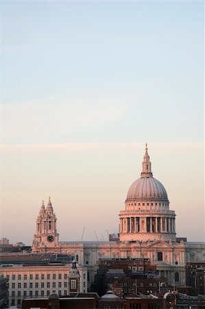 st paul's church - St Paul's Cathedral locates at the top of Ludgate Hill in the City of London Photographie de stock - Aubaine LD & Abonnement, Code: 400-04899197