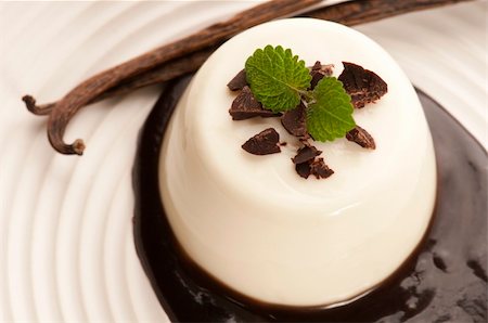 Panna Cotta with chocolate and vanilla beans Stock Photo - Budget Royalty-Free & Subscription, Code: 400-04899354