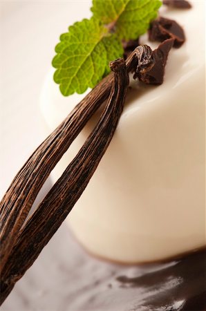 Panna Cotta with chocolate and vanilla beans Stock Photo - Budget Royalty-Free & Subscription, Code: 400-04899369