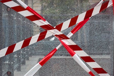 simsearch:694-03328550,k - Broken glass with safety marking outdoors in Berlin, Germany. Stockbilder - Microstock & Abonnement, Bildnummer: 400-04899650