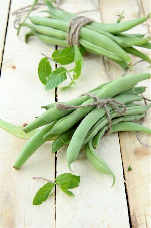 simsearch:400-05705062,k - pods of green peas on a wooden table Photographie de stock - Aubaine LD & Abonnement, Code: 400-04899675