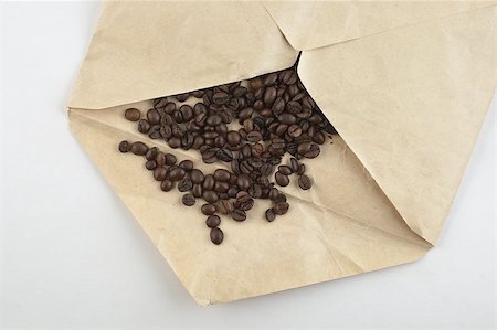 simsearch:400-05341330,k - Coffee beans scattered in opened envelope Stockbilder - Microstock & Abonnement, Bildnummer: 400-04890924