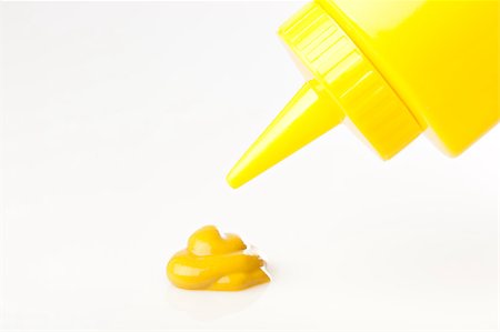 simsearch:400-06919406,k - A yellow mustard bottle against a white background Foto de stock - Royalty-Free Super Valor e Assinatura, Número: 400-04892167