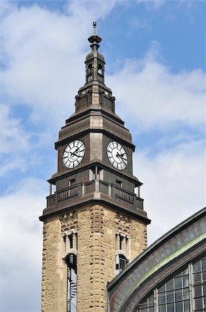 Clock Tower of Hamburg Main Railway Station Foto de stock - Super Valor sin royalties y Suscripción, Código: 400-04893303