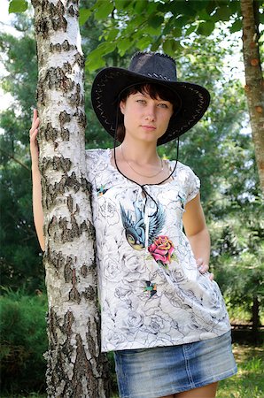 beautiful girl in the hat around birch Foto de stock - Super Valor sin royalties y Suscripción, Código: 400-04893715