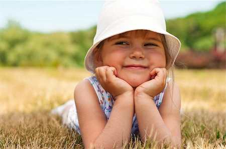 raysay (artist) - Little adorable girl posing in the park Foto de stock - Royalty-Free Super Valor e Assinatura, Número: 400-04893847