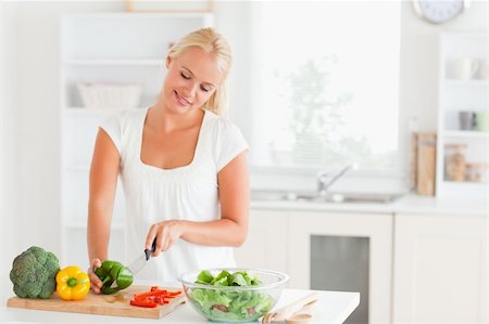 simsearch:400-05748090,k - Beautiful woman slicing pepper in her kitchen Foto de stock - Super Valor sin royalties y Suscripción, Código: 400-04904007