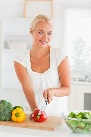 simsearch:400-05748090,k - Woman slicing pepper in her kitchen Foto de stock - Super Valor sin royalties y Suscripción, Código: 400-04904001