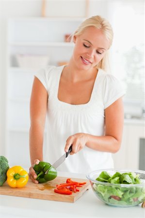 simsearch:400-05748090,k - Blonde woman slicing pepper in her kitchen Foto de stock - Super Valor sin royalties y Suscripción, Código: 400-04904002