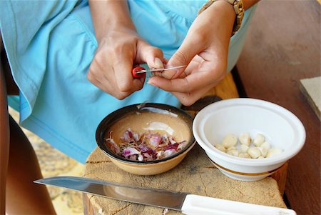 girl hands peeling a garlic with knife in yard outdoor Stock Photo - Budget Royalty-Free & Subscription, Code: 400-04904179