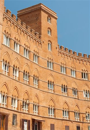 A building on a main square in Siena, Italy, Tuscany Foto de stock - Super Valor sin royalties y Suscripción, Código: 400-04904220