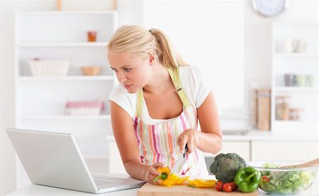 simsearch:400-05748090,k - Woman using a laptop to cook in her kitchen Foto de stock - Super Valor sin royalties y Suscripción, Código: 400-04904450