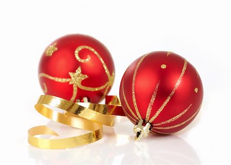 foodphoto (artist) - red christmas baubles and gold ribbon on a white background Fotografie stock - Microstock e Abbonamento, Codice: 400-04904721