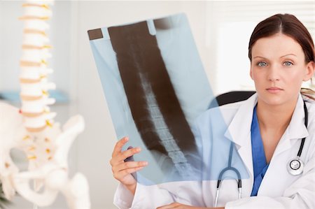 simsearch:400-04417775,k - A female doctor is holding a x-ray Foto de stock - Super Valor sin royalties y Suscripción, Código: 400-04905116