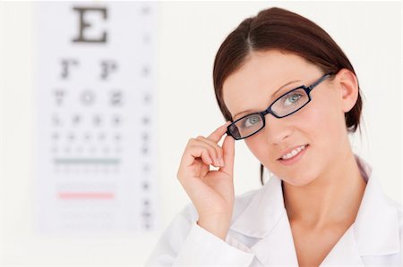 simsearch:400-07630065,k - A female optician with glasses and eye test in her office Foto de stock - Super Valor sin royalties y Suscripción, Código: 400-04905142