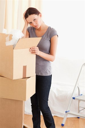 A female is packing a cardboard in the living room Stock Photo - Budget Royalty-Free & Subscription, Code: 400-04905162