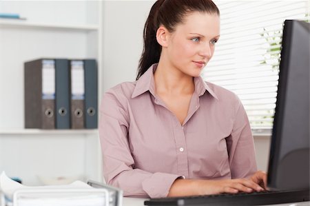 small business computers - A businesswoman is focusing on the screen of her pc Photographie de stock - Aubaine LD & Abonnement, Code: 400-04905178