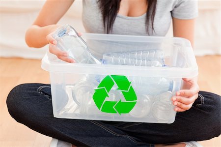 polystyrène - Woman with a recycling box in a living room Foto de stock - Super Valor sin royalties y Suscripción, Código: 400-04905338