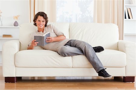 simsearch:400-04905604,k - Man holding a book in his living room Stockbilder - Microstock & Abonnement, Bildnummer: 400-04905654