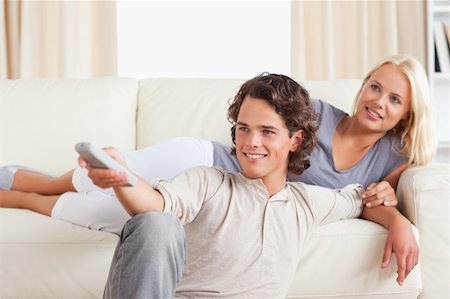 elegant tv room - Cute young couple watching TV in their living room Foto de stock - Super Valor sin royalties y Suscripción, Código: 400-04905705