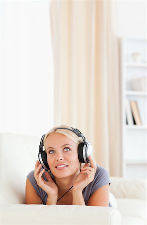 simsearch:400-04418454,k - Portrait of a woman listening to music in her living room Foto de stock - Royalty-Free Super Valor e Assinatura, Número: 400-04905814