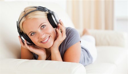 simsearch:400-04418454,k - Woman listening to music in her living room Foto de stock - Royalty-Free Super Valor e Assinatura, Número: 400-04905815