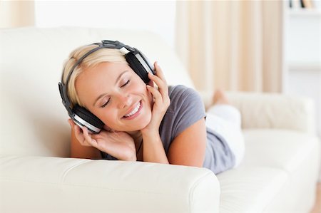 simsearch:400-04418454,k - Woman enjoying some music in her living room Foto de stock - Royalty-Free Super Valor e Assinatura, Número: 400-04905816