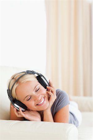 simsearch:400-04418454,k - Portrait of a woman enjoying some music in her living room Stockbilder - Microstock & Abonnement, Bildnummer: 400-04905817