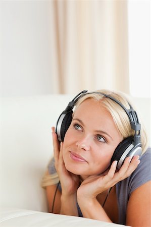 simsearch:400-04418454,k - Portrait of a blonde woman enjoying some music in her living room Foto de stock - Royalty-Free Super Valor e Assinatura, Número: 400-04905818