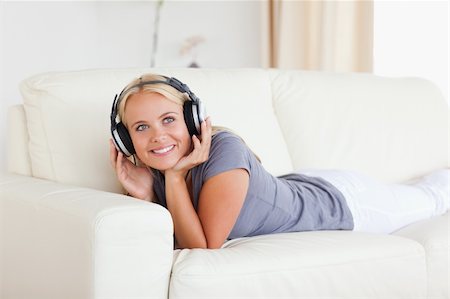 simsearch:400-04418454,k - Blonde woman listening to music in her living room Foto de stock - Royalty-Free Super Valor e Assinatura, Número: 400-04905819