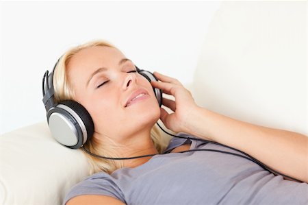 simsearch:400-04418454,k - Gorgeous woman listening to music in her living room Foto de stock - Royalty-Free Super Valor e Assinatura, Número: 400-04905824