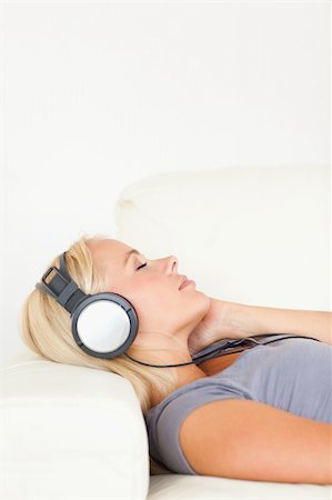 simsearch:400-04418454,k - Portrait of a delighted woman listening to music in living room Foto de stock - Royalty-Free Super Valor e Assinatura, Número: 400-04905823