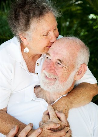 simsearch:400-04109826,k - Senior woman giving her husband a kiss on the forehead. Fotografie stock - Microstock e Abbonamento, Codice: 400-04907429