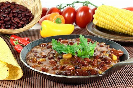 a pan with chilli con carne and parsley Foto de stock - Super Valor sin royalties y Suscripción, Código: 400-04907477