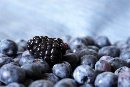 simsearch:400-07667203,k - A fresh blackberry rests on a bunch of blueberries. Stock Photo - Budget Royalty-Free & Subscription, Code: 400-04908005