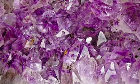 rock fossils - Close up on an crystal amethyst geode.Amethyst is a protective and spiritual stone that is used to open your awareness of your higher self. Foto de stock - Super Valor sin royalties y Suscripción, Código: 400-04908046