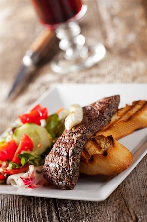 simsearch:400-06068920,k - detail of a steak with salad Foto de stock - Super Valor sin royalties y Suscripción, Código: 400-04908842