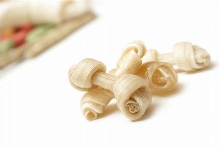 A pile of small rawhide bones infront of a bunch of other treats. Photographie de stock - Aubaine LD & Abonnement, Code: 400-04909098