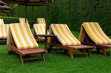 simsearch:400-04316574,k - Sunbeds on green grass lawn of a hotel Stock Photo - Budget Royalty-Free & Subscription, Code: 400-04909121