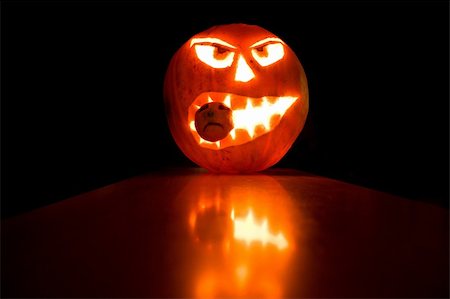 simsearch:400-07172678,k - Halloween pumpkin light in the dark background, with reflections Photographie de stock - Aubaine LD & Abonnement, Code: 400-04909690