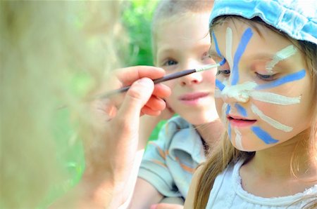 drawing girls body - outdoor portrait of a child with his face being painted Foto de stock - Super Valor sin royalties y Suscripción, Código: 400-04900253