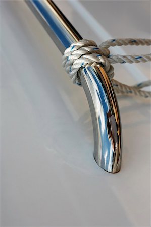 Ropes tied up on a bitt of a white boat Photographie de stock - Aubaine LD & Abonnement, Code: 400-04900283