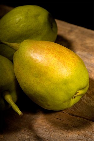 simsearch:400-06140437,k - autumn fresh pears over old wood board Stockbilder - Microstock & Abonnement, Bildnummer: 400-04900297