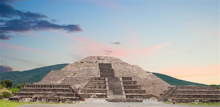 simsearch:400-04705388,k - Ancient city ofTeotihuacan, pyramid of the moon, Mexico. Photographie de stock - Aubaine LD & Abonnement, Code: 400-04900394